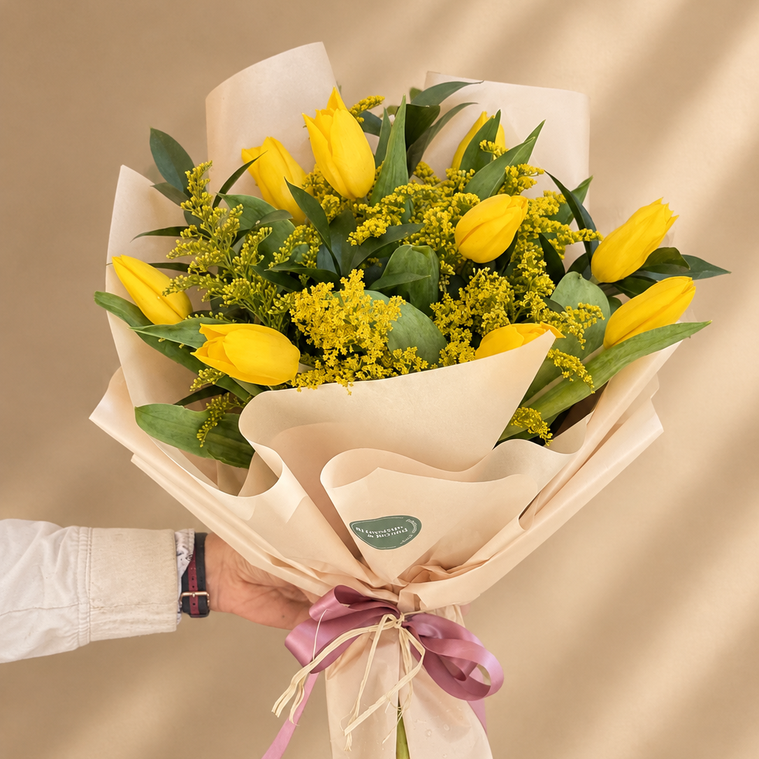 Yellow Submarine – Bouquet of 10 Tulips and Solidagos