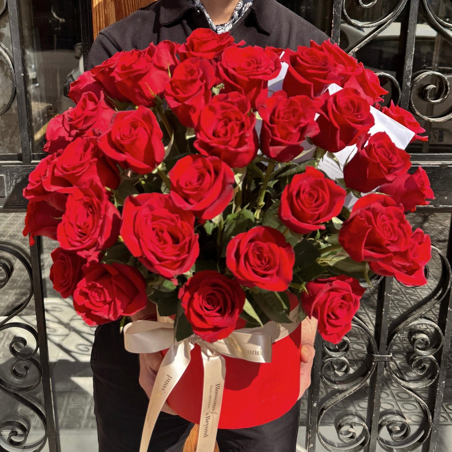 The Love Box – Ramo de 75 Rosas Rojas y Eucaliptos