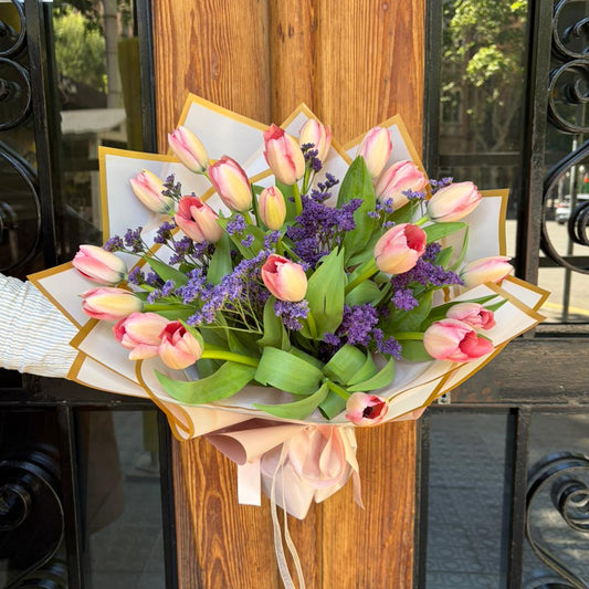 Rosy Bliss Tulips - Ramo de 20 Tulipanes y Limonium