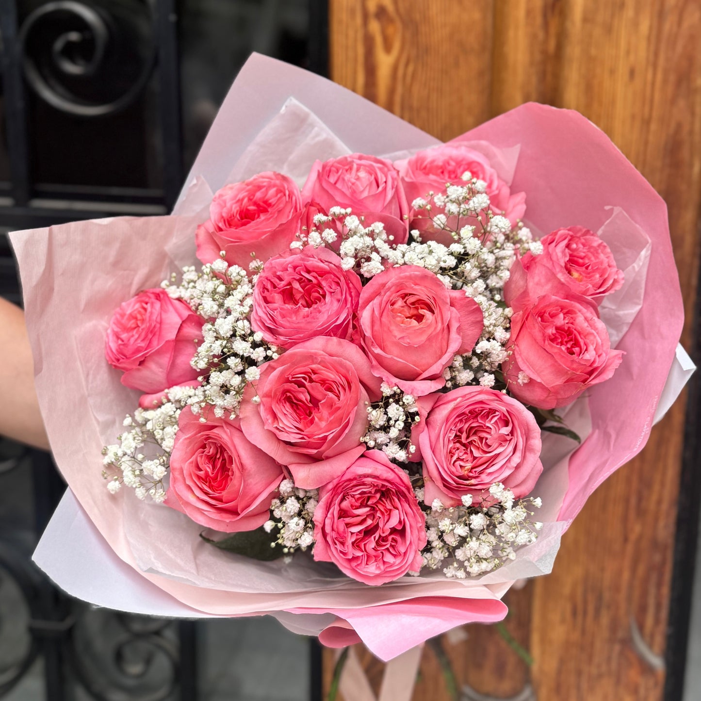 I'll Stand By You – Ramo de 12 Rosas Rosadas y Paniculata