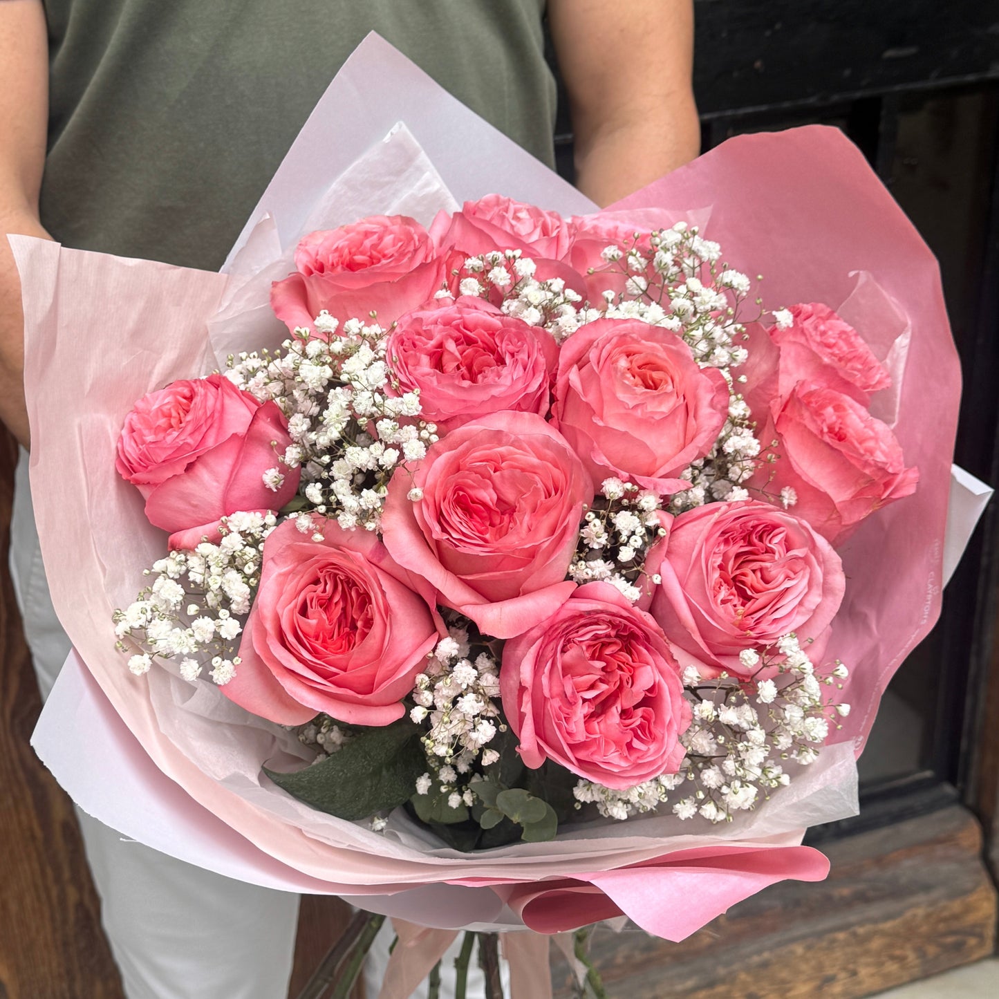 I'll Stand By You – Ramo de 12 Rosas Rosadas y Paniculata