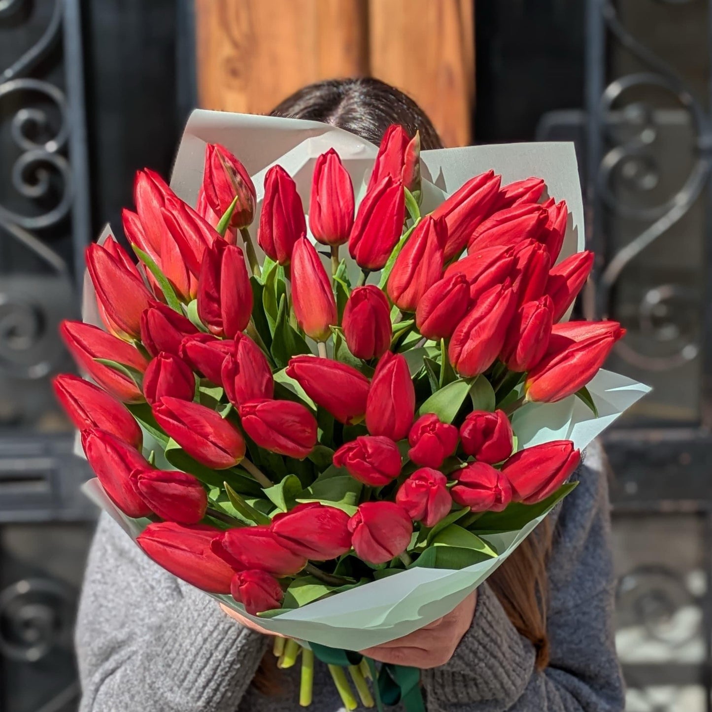 Lady in Red – Bouquet of 51 Red Tulips