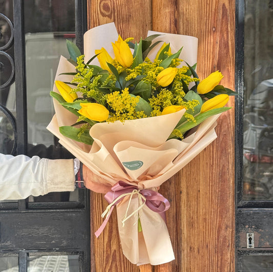 Yellow Submarine – Bouquet of 10 Tulips and Solidagos
