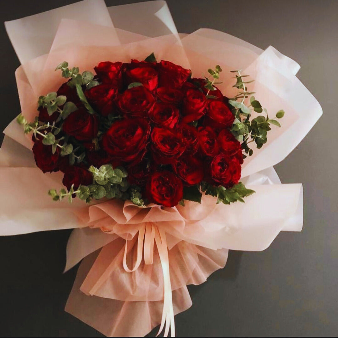 Somebody Loves You – Ramo de 25 Rosas y Eucalipto
