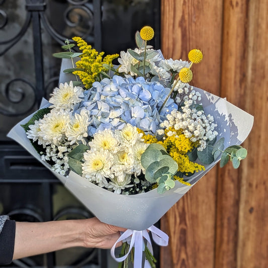 Golden Meadow – Ramo de Hortensia, Crisantemos y Eucaliptos