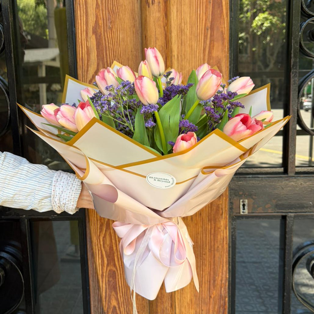 Rosy Bliss Tulips - Ramo de 20 Tulipanes y Limonium