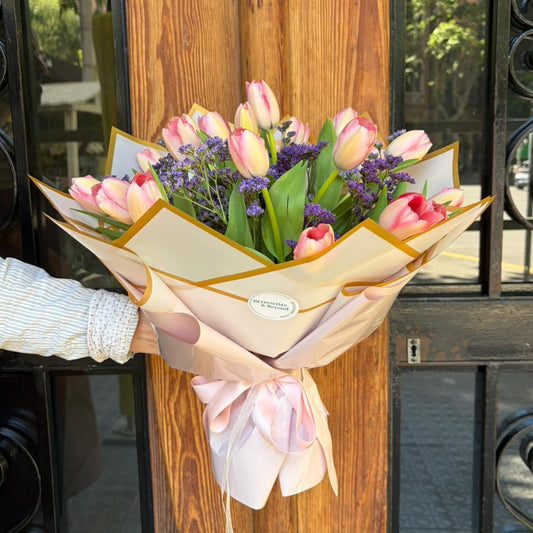 Rosy Bliss Tulips - Ramo de 20 Tulipanes y Limonium