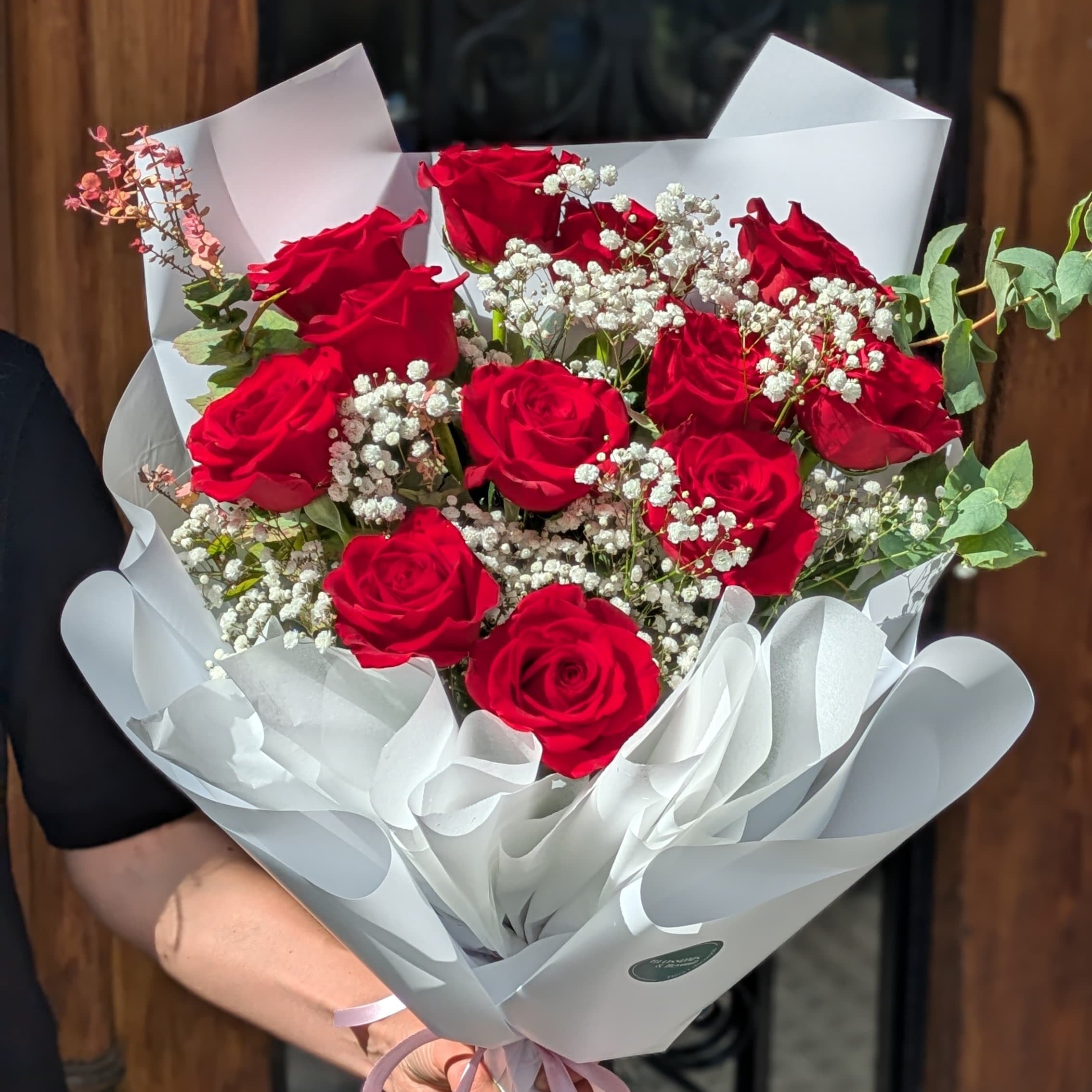 Dozen Roses – Ramo de 12 Rosas Rojas y Eucalipto – Blossoms & Beyond