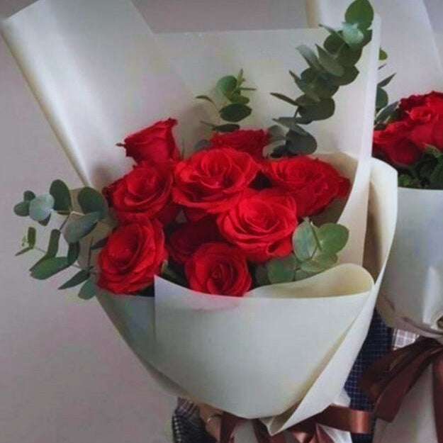 Dozen Roses – Ramo de 12 Rosas Rojas y Eucalipto – Blossoms & Beyond