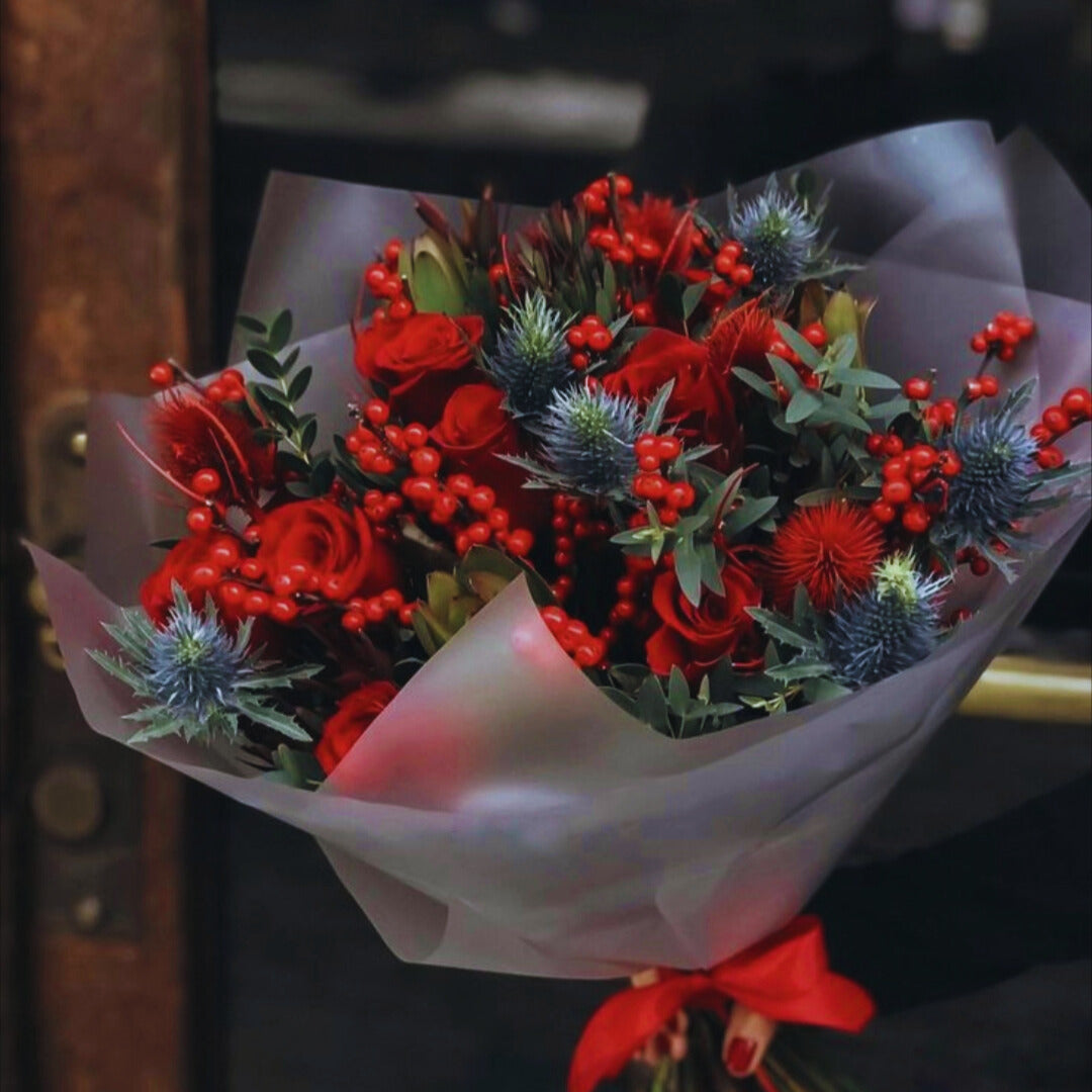 Jingle Bells – Ram Nadalenc de 12 Roses Roges, Illex, Eryngium i Eucaliptus