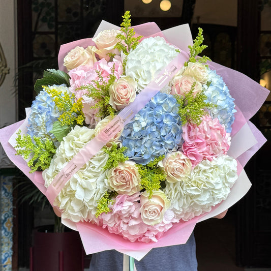 Living for Love – Ramo de Hortensias, Lisianthus y Minirosas
