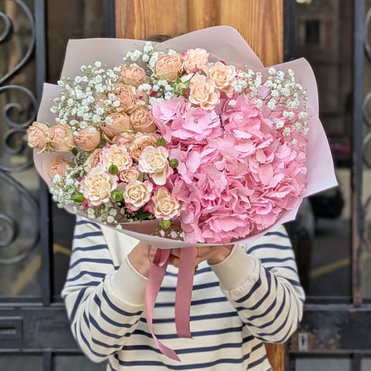 Barbie Girl – Ramo de Hortensia Rosa, Minirosas y Paniculata